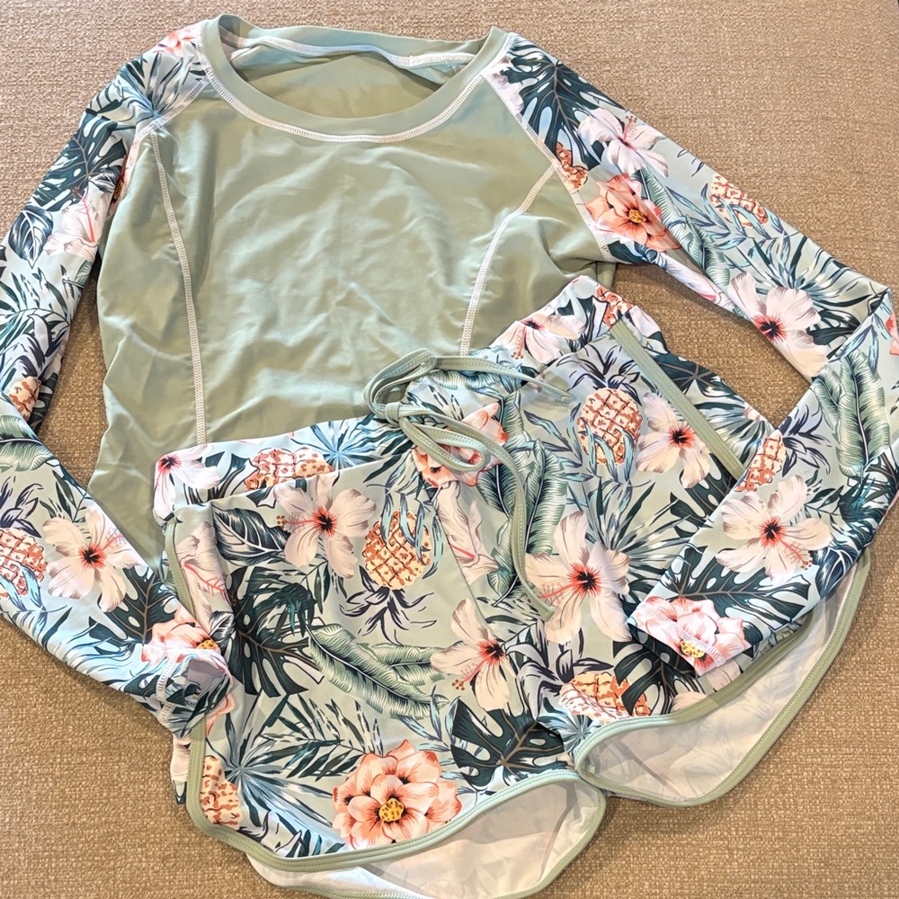 Floral woman’s Swim Set NWOT